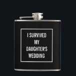 Flasques Funny Survived Mariage de la fille Noir et Blanc<br><div class="desc">Ce ballon amusant sera certainement apprécié par la mère de la mariée une fois le mariage terminé ! Ce design noir et blanc présente un cadre carré blanc avec le texte au milieu. Vous pouvez modifier la couleur et même les mots en cliquant sur "customiser".</div>