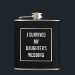 Flasques Funny Survived Mariage de la fille Noir et Blanc<br><div class="desc">Ce ballon amusant sera certainement apprécié par la mère de la mariée une fois le mariage terminé ! Ce design noir et blanc présente un cadre carré blanc avec le texte au milieu. Vous pouvez modifier la couleur et même les mots en cliquant sur "customiser".</div>
