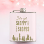 Flasques Funny Winter Ski Bachelorette Party<br><div class="desc">Ces amusantes flacons de bachelorette rose lisent "soyons glissés sur les pistes". Parfait pour les fêtes de ski ou de bachelorette d'hiver d'Apres. Trouvez des articles de fête correspondants dans ma boutique.</div>