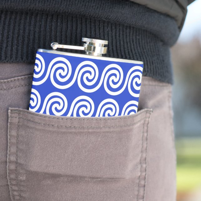 Flasques Grec Meander Key Waves Motif Bleu (En situation)