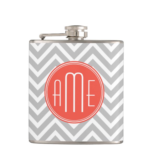 Flasques Gris Chevron et Monogramme Personnalisé Corail (Devant)