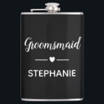 Flasques Groomsmaid blanc sur le Mariage personnalisé noir<br><div class="desc">Votre femme de chambre peut avoir besoin d'un petit bout d'alcool de cette fiole personnalisée dans son verre,  quand elle aide avec vos séances de planification mariage! Montre-lui ce qu'elle veut dire pour toi.</div>