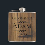 Flasques Groomsman en bois rustique personnalisé<br><div class="desc">L'arrière - plan en bois rustique avec des accents décoratifs a personnalisé le flacon de noce. Personnalisez le texte,  la police et la couleur.</div>