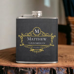 Flasques Groomsman Vintage noir et or élégant<br><div class="desc">Ce design élégant de flacon de toiletteur vintage noir et or présente une initiale typographique,  le nom et la date pour une sensation minimaliste qui peut être facilement personnalisée.</div>