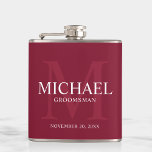 Flasques Groomsmans personnalisés en rouge bordeaux<br><div class="desc">Ajoutez une touche personnelle à votre mariage avec un flacon de toiletteurs personnalisé. Ce flacon comporte le nom du marionnettiste personnalisé avec titre et date mariage en blanc et monogramme en rouge bordeaux clair comme arrière - plan, dans le style de police serif classique, sur arrière - plan rouge bordeaux....</div>