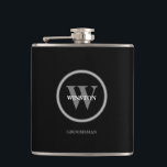 Flasques Groomsmen Mariage personnalisé<br><div class="desc">Personnalisé ce flacon avec le monogramme et le nom des groomsmen. Noir et blanc,  classique,  simple et moderne avec une zone pour inclure les noms de la mariée et du marié et la date du mariage sur le dos. Facile à personnaliser et à customiser. Élégant arrière - plan noir.</div>