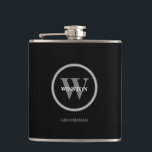 Flasques Groomsmen Mariage personnalisé<br><div class="desc">Personnalisé ce flacon avec le monogramme et le nom des groomsmen. Noir et blanc,  classique,  simple et moderne avec une zone pour inclure les noms de la mariée et du marié et la date du mariage sur le dos. Facile à personnaliser et à customiser. Élégant arrière - plan noir.</div>