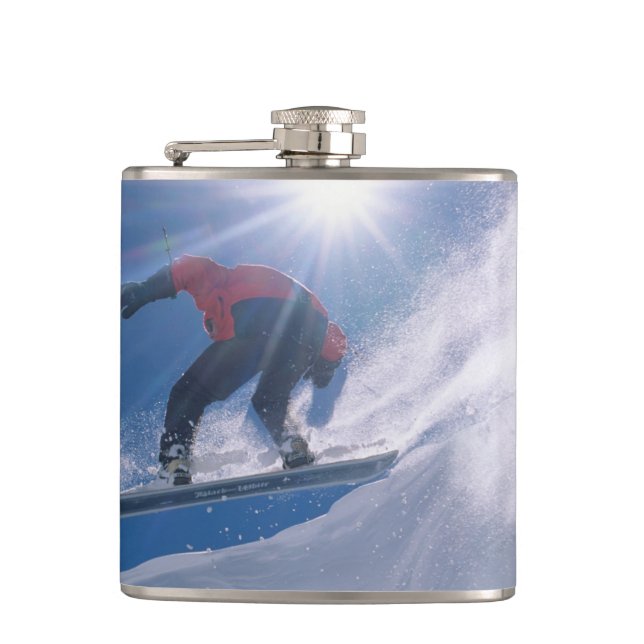 Flasques Homme sautant d'une grande corniche en snowboard (Devant)