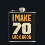 Flasques Je fais 70 Look Good 70th Birthday Gift<br><div class="desc">Idée cadeau d'anniversaire parfait pour les hommes / les femmes - Je fais 70 Look Good tee. Un cadeau génial pour papa, frère, soeur, mari, petit ami, fils, oncle, neveu, petite amie, maman, mère, adulte, amis. Il est temps de faire la fête et de célébrer l'âge de 70 ans !...</div>