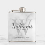Flasques Le nom et le monogramme des développeurs de script<br><div class="desc">Ajoutez une touche personnelle à votre mariage avec un flacon de toiletteurs personnalisé. Ce flacon contient le nom personnalisé du groomsman en style de police de script classique gris avec des détails mariages en style de police serif classique gris et monogramme en style de police serif classique gris clair en...</div>