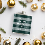 Flasques Lit | Funny Fêtes de Noël pour adultes<br><div class="desc">Si les boissons pour adultes sont sur votre liste de Noël,  prenez notre amusant flacon de vacances en bandes vert de chasseur festif avec la citation "l'arbre n'est pas la seule chose qui s'illumine cette année" en blanc découpé.</div>