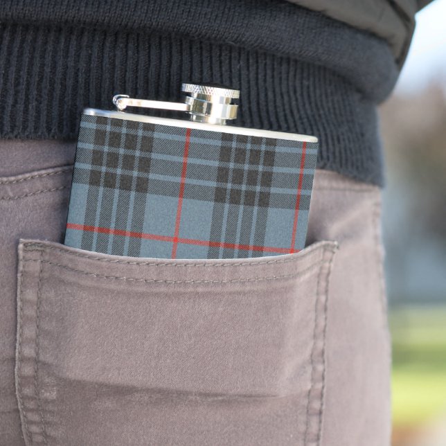 Flasques MacKay Blue Tartan Plaid Scottish Motif (En situation)