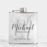 Flasques Marbre blanc Script moderne Groomsmen personnalisé<br><div class="desc">Ajoutez une touche personnelle à votre mariage avec un flacon de toiletteurs personnalisé. Ce flacon comporte le nom des groomsmen personnalisées en gris style de police de script moderne et monogramme en gris clair style de police de script moderne comme arrière - plan avec titre et date mariage en gris...</div>