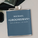 Flasques Mariage Date et noms Groomsman personnalisé Bleu<br><div class="desc">Les flacons de hanche personnalisés sont de grands cadeaux de conservation mariages pour la fête du marié. Ce design de typographie minimaliste est écrit en typographie moderne et audacieuse et peut être customisé pour chacun des groomsmen. Le nom modèle est mis en place pour que vous puissiez ajouter le nom...</div>