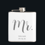 Flasques Mariage de script Groom personnalisé<br><div class="desc">Un script personnalisé moderne blanc et gris personnalisé M. Groom nom mariage daté flacon. Personnalisez ceci pour une tenue de cadeau de mariage,  et ou un cadeau fiançailles.</div>