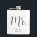Flasques Mariage de script Groom personnalisé<br><div class="desc">Un script personnalisé moderne blanc et gris personnalisé M. Groom nom mariage daté flacon. Personnalisez ceci pour une tenue de cadeau de mariage,  et ou un cadeau fiançailles.</div>