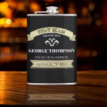 Flasques Mariage personnalisé vintage Best Man<br><div class="desc">Célébrez votre grande journée avec cette fiole vintage de style rétro, le cadeau parfait pour les futurs mariés et les gardiens de mariage. Doté d'une typographie dorée et d'une conception intemporelle de produits à boire, ce classique flacon de hanche est à la fois pratique et élégant. Idéal comme accessoire d'équipe...</div>
