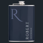 Flasques Masculine bleu Monogramme Groomsmen Cadeau<br><div class="desc">Ce simple flacon de toiletteur personnalisé comprend le nom du toiletteur,  le monogramme et la date du mariage. Vous pouvez facilement changer les couleurs de l'arrière - plan et des polices pour correspondre à votre événement si vous le souhaitez.</div>
