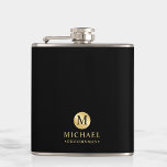 Flasques Masculine Noir et Or Groomsmen personnalisé<br><div class="desc">Ajoutez une touche personnelle à votre mariage avec un flacon de toiletteurs personnalisé. Ce flacon contient un monogramme noir en cercle or avec nom et titre en or style de police professionnelle sur arrière - plan noir. Aussi parfait pour le meilleur homme, père de la mariée et plus. Remarque :...</div>
