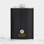 Flasques Masculine Noir et Or Groomsmen personnalisé<br><div class="desc">Ajoutez une touche personnelle à votre mariage avec un flacon de toiletteurs personnalisé. Ce flacon est composé d'un monogramme blanc en cercle or avec nom et titre en or style de police professionnelle sur arrière - plan noir. Aussi parfait pour le meilleur homme, père de la mariée et plus. Remarque...</div>