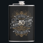 Flasques Mens Funny Whiskey 50e anniversaire<br><div class="desc">Célébrez le grand 5-0 avec style et humour avec ce design d'anniversaire au whisky vintage d'inspiration étiquette. La typographie noir, or et blanc est ornée et élégante, lui conférant une atmosphère rétro vintage classique. Parfait pour l'homme (ou la femme !) dans votre vie qui aime leur scotch, les esprits, le...</div>