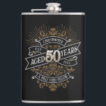 Flasques Mens Funny Whiskey 50e anniversaire<br><div class="desc">Célébrez le grand 5-0 avec style et humour avec ce design d'anniversaire au whisky vintage d'inspiration étiquette. La typographie noir, or et blanc est ornée et élégante, lui conférant une atmosphère rétro vintage classique. Parfait pour l'homme (ou la femme !) dans votre vie qui aime leur scotch, les esprits, le...</div>