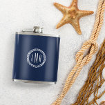 Flasques Monogramme de corde marine et blanche<br><div class="desc">Un cadeau personnalisé unique pour les amateurs de toilettage,  de navigation de plaisance ou de voile,  ou toute personne qui aime le style côtier classique,  notre flacon bleu marine comprend votre trois monogramme initial encerclé par un badge de corde nautique blanc.</div>