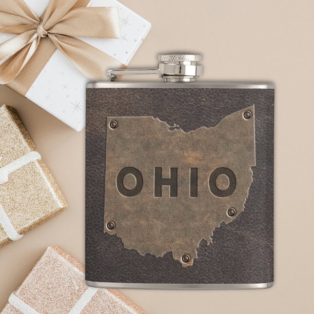 Flasques Monogramme en cuir Ohio Faux (A masculine Ohio state map outline in faux leather makes this flask a perfect gift for groomsmen.)