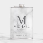 Flasques Monogramme et nom du Groomsman personnalisé classi<br><div class="desc">Cadeaux de Groomsman Personnalisés Classique avec monogramme personnalisé, nom et titre de groomsman en style serif classique gris sur arrière - plan en marbre blanc. Aussi parfait pour le meilleur homme, père de la mariée et plus. Remarque : Les détails du marbre sont simulés dans l'oeuvre. Il n'y aura pas...</div>