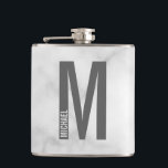 Flasques Monogramme et nom gras personnalisés modernes<br><div class="desc">Conception de monogramme moderne avec lettre de monogramme personnalisée "M" et nom dans un style de police sans empattement gras moderne. Cadeau parfait pour lui,  cadeau de fête des pères,  cadeau de garçon d'honneur et plus encore.</div>
