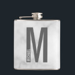 Flasques Monogramme et nom gras personnalisés modernes<br><div class="desc">Conception de monogramme moderne avec lettre de monogramme personnalisée "M" et nom dans un style de police sans empattement gras moderne. Cadeau parfait pour lui,  cadeau de fête des pères,  cadeau de garçon d'honneur et plus encore.</div>
