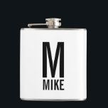 Flasques Monogramme et nom personnalisés modernes<br><div class="desc">Monogramme moderne noir et blanc Gras Design avec monogramme personnalisé et nom dans le style de police sans serif moderne en gras. Un cadeau unique pour papa, mari, grand-parents, meilleur homme, groomsmen et plus. Aussi parfait comme cadeau d'anniversaire, cadeau de vacances, cadeau de réunion familiale et pour toutes occasions spéciales....</div>