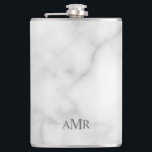Flasques Monogramme personnalisé classique<br><div class="desc">Le design classique présente un monogramme initial à 3 lettres personnalisé dans un style de police serif classique gris sur fond de marbre blanc. Parfait comme cadeau de vacances, cadeau de fête des pères pour papa et cadeau pour toutes les occasions spéciales. Veuillez noter : les détails du marbre sont...</div>