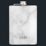 Flasques Monogramme personnalisé classique<br><div class="desc">Le design classique est doté d'un monogramme initial personnalisé de 3 lettres en style de police serif classique gris sur arrière - plan en marbre blanc. Parfait comme cadeau de vacances, cadeau de fête des pères pour papa et cadeau pour toutes les occasions spéciales. Remarque : Les détails du marbre...</div>