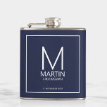 Flasques Monogramme personnalisé moderne et Groomsmen de no<br><div class="desc">Ajoutez une touche personnelle à votre mariage avec un flacon de toiletteurs personnalisé. Ce flacon contient un monogramme personnalisé de marionnettiste et un nom avec titre et date mariage en blanc moderne sans serif style police sur arrière - plan bleu marine. Aussi parfait pour le meilleur homme, père de la...</div>