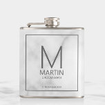 Flasques Monogramme personnalisé moderne et Groomsmen de no<br><div class="desc">Ajoutez une touche personnelle à votre mariage avec un flacon de toiletteurs personnalisé. Ce flacon contient un monogramme personnalisé de marionnettiste et un nom avec titre et date mariage en gris moderne sans serif style police sur arrière - plan en marbre blanc. Aussi parfait pour le meilleur homme, père de...</div>