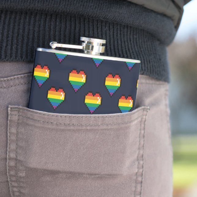 Flasques Motif de coeur Rainbow 8 Bit (En situation)