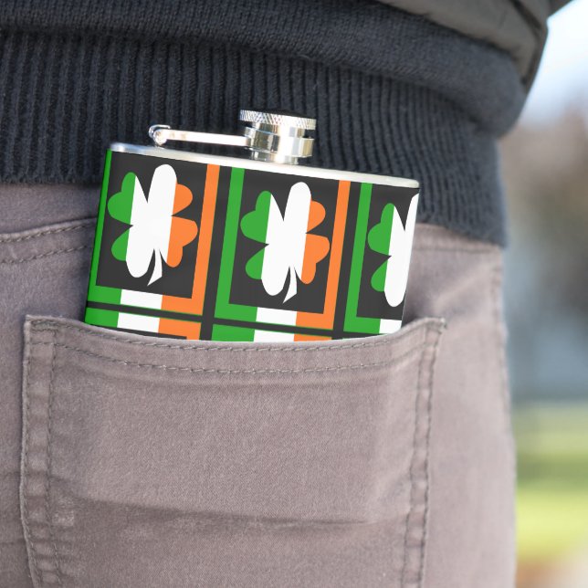 Flasques Motif Shamrock du drapeau irlandais (En situation)