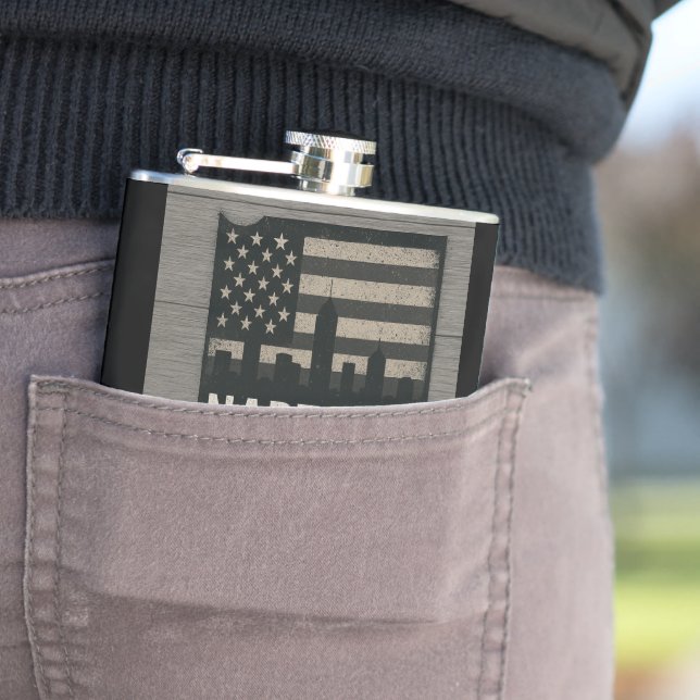 Flasques Naptown Born et fiole élevée (En situation)