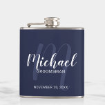 Flasques Navy Blue Modern Script Cuomsmen personnalisé<br><div class="desc">Ajoutez une touche personnelle à votre mariage avec un flacon de toiletteurs personnalisé. Ce flacon contient le nom des groomsmen personnalisées dans le style de police de script moderne blanc et le monogramme dans le style de police de script moderne bleu clair comme arrière - plan avec titre et date...</div>