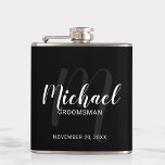 Flasques Noir Script moderne Groomsmen personnalisé<br><div class="desc">Ajoutez une touche personnelle à votre mariage avec un flacon de toiletteurs personnalisé. Ce flacon contient le nom des groomsmen personnalisées dans le style de police de script moderne blanc et monogramme dans le style de police de script moderne gris clair comme arrière - plan avec titre et date de...</div>
