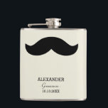 Flasques Nom de coutume de cadeau de Groomsman de moustache<br><div class="desc">Un flacon de regard démodé avec une grande moustache noire,  le nom de votre garçon d'honneur,  son rôle,  et la date de mariage.</div>