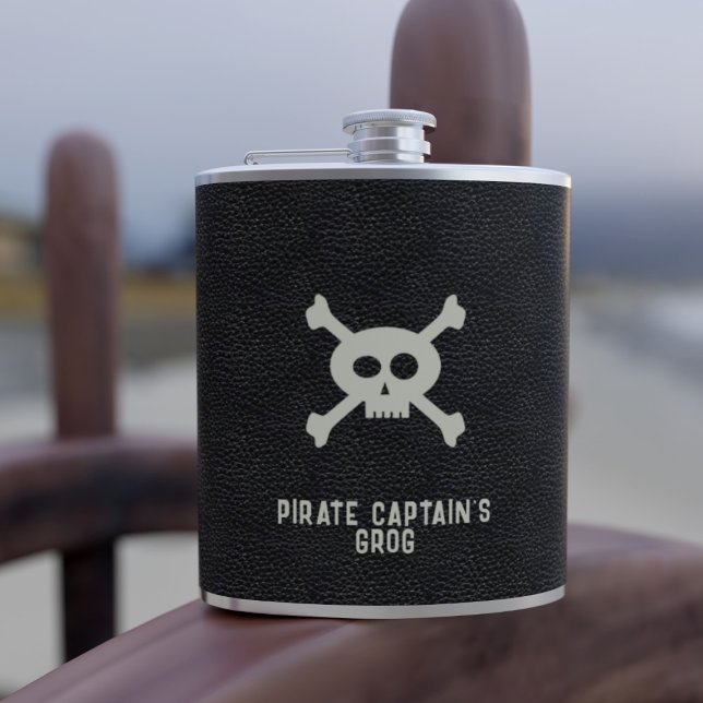 Flasques Nom du capitaine de pirate personnalisé Black Flas (Ye can personalize the script to make it yer own or stick with the classic "Pirate Captain's Grog." )
