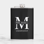 Flasques Nom du Groomsman Personnalisé Classique<br><div class="desc">Cadeaux Groomsman Personnalisés Classique avec monogramme et nom de marionnettiste personnalisé,  avec titre en blanc style de police serif classique sur arrière - plan noir. Aussi parfait pour Best Man,  Père de la Mariée et plus.</div>