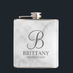 Flasques Nom et monogramme de la servante d'accueil personn<br><div class="desc">Elégant cadeau de femme de chambre personnalisée avec monogramme personnalisé en gris élégant style de police de script avec nom et titre de femme de chambre de maître dans le style de police serif classique sur arrière - plan de marbre blanc. Aussi parfait pour femme de ménage d'honneur, fille de...</div>