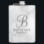 Flasques Nom et monogramme de la servante d'accueil personn<br><div class="desc">Elégant cadeau de femme de chambre personnalisée avec monogramme personnalisé en gris élégant style de police de script avec nom et titre de femme de chambre de maître dans le style de police serif classique sur arrière - plan de marbre blanc. Parfait aussi pour femme de ménage d'honneur, mère de...</div>