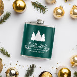 Flasques North Pôle Trading Company Vintage Christmas Logo<br><div class="desc">Wouah tout le monde sur votre liste de Noël avec un souvenir authentique du North Pôle Trading Post. Le flacon de vacances amusant présente trois pins et un logo de style vintage en blanc contre un arrière - plan festif chasseur vert. Le logo indique : "North Pôle Trading Company, S....</div>