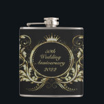 Flasques Parties scintillant de fleurs d'or et de blanc<br><div class="desc">Image de parties scintillant en or et blanc encadrée de tourbillons floraux avec une couronne sur arrière - plan noir. Texte personnalisable Si vous avez besoin d'aide pour customiser un de mes designs, contactez le concepteur ArtOnWear. La mise en forme de texte gratuite avec aide en direct est disponible sur...</div>