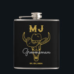 Flasques Pays Cowboy Personnalisé Groomsmen Monogramme<br><div class="desc">Cadeaux personnalisés pour les groomsmen avec le thème vieux western cowboy. Décoré de casquette de cowboy avec police vintage occidentale. Le texte et la couleur arrière - plan sont modifiables à l'aide de l'outil de conception pour s'adapter à votre occasion. Obtenez ce cadeau de personnaliser pour les mariages, les célibataires,...</div>
