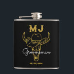 Flasques Pays Cowboy Personnalisé Groomsmen Monogramme<br><div class="desc">Cadeaux personnalisés pour les groomsmen avec le thème vieux western cowboy. Décoré de casquette de cowboy avec police vintage occidentale. Le texte et la couleur arrière - plan sont modifiables à l'aide de l'outil de conception pour s'adapter à votre occasion. Obtenez ce cadeau de personnaliser pour les mariages, les célibataires,...</div>